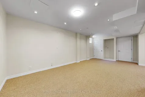 3076 Lakeshore Road W Oakville ON L6L 1J2