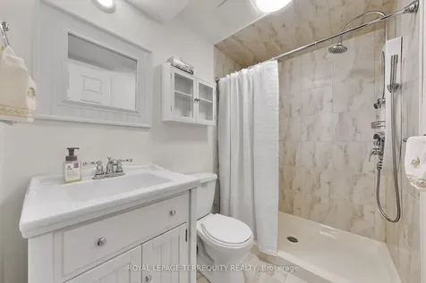 3076 Lakeshore Road W Oakville ON L6L 1J2