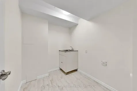 3076 Lakeshore Road W Oakville ON L6L 1J2