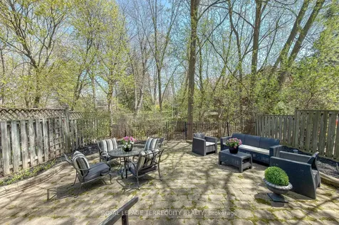3076 Lakeshore Road W Oakville ON L6L 1J2