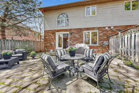 3076 Lakeshore Road W Oakville ON L6L 1J2