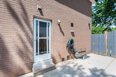 20 Earnscliffe Circle Brampton ON L6T 2B2