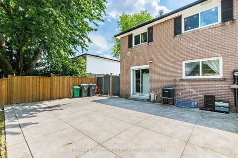 20 Earnscliffe Circle Brampton ON L6T 2B2