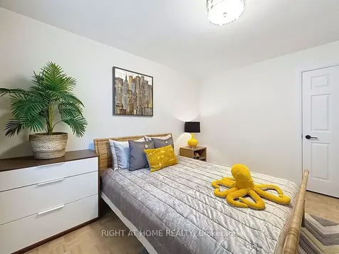 1986 Roy Ivor Crescent Mississauga ON L5L 3N8