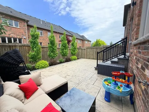 2416 Village Common Oakville ON L6M 0S2