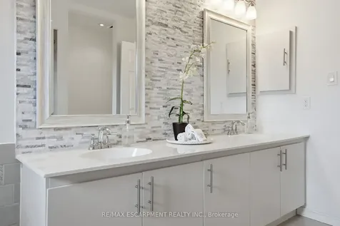 133 Warner Drive Oakville ON L6L 6G7