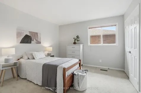 133 Warner Drive Oakville ON L6L 6G7