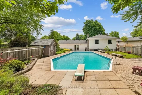 668 Bridle Wood Burlington ON L7L 4E1