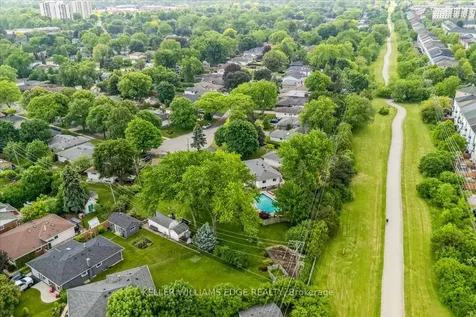 668 Bridle Wood Burlington ON L7L 4E1
