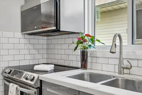 2208 Hunt Crescent Burlington ON L7M 3E4