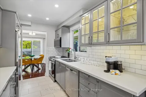 2208 Hunt Crescent Burlington ON L7M 3E4
