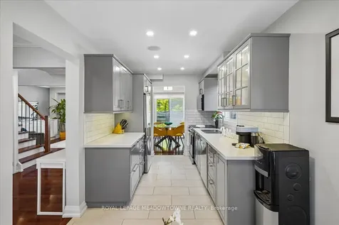 2208 Hunt Crescent Burlington ON L7M 3E4