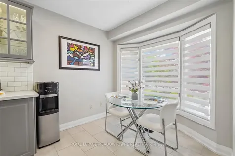 2208 Hunt Crescent Burlington ON L7M 3E4