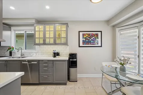 2208 Hunt Crescent Burlington ON L7M 3E4