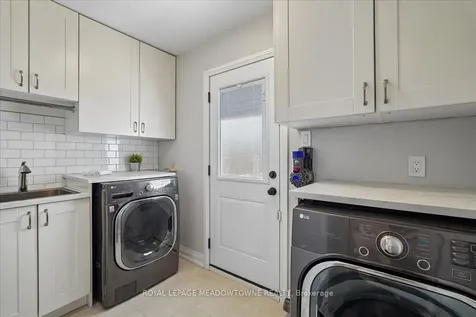 2208 Hunt Crescent Burlington ON L7M 3E4