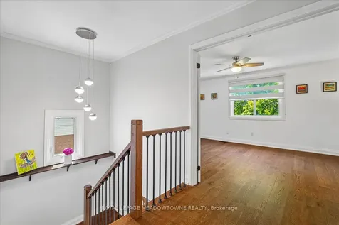 2208 Hunt Crescent Burlington ON L7M 3E4