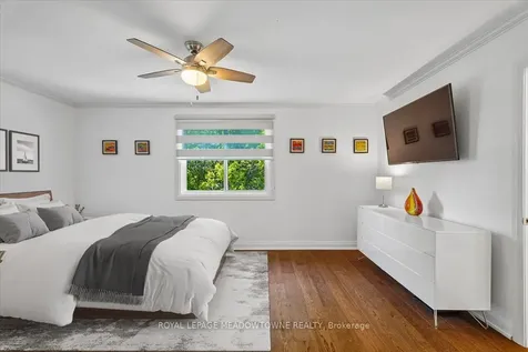 2208 Hunt Crescent Burlington ON L7M 3E4