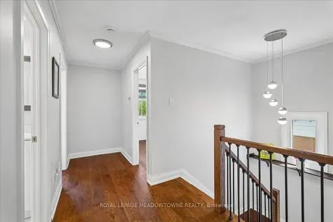 2208 Hunt Crescent Burlington ON L7M 3E4