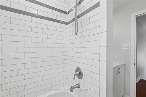 2208 Hunt Crescent Burlington ON L7M 3E4