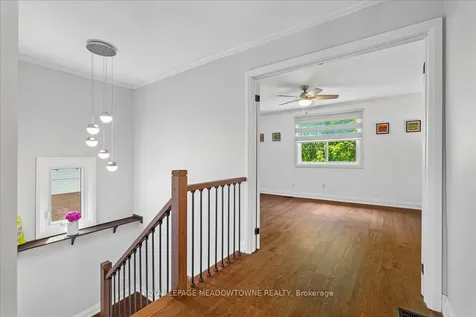 2208 Hunt Crescent Burlington ON L7M 3E4