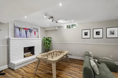 2208 Hunt Crescent Burlington ON L7M 3E4