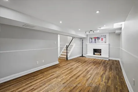 2208 Hunt Crescent Burlington ON L7M 3E4