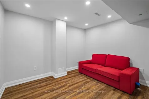2208 Hunt Crescent Burlington ON L7M 3E4
