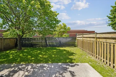 2208 Hunt Crescent Burlington ON L7M 3E4