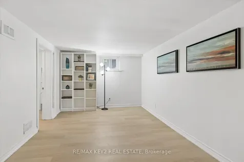 18 Jodphur Avenue Toronto ON M9M 2J4