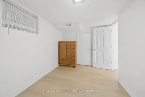 18 Jodphur Avenue Toronto ON M9M 2J4