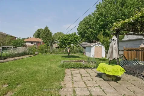 18 Jodphur Avenue Toronto ON M9M 2J4