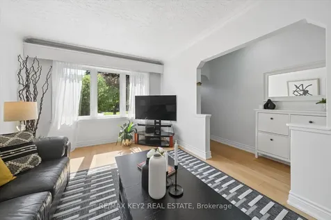 18 Jodphur Avenue Toronto ON M9M 2J4