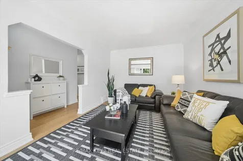 18 Jodphur Avenue Toronto ON M9M 2J4