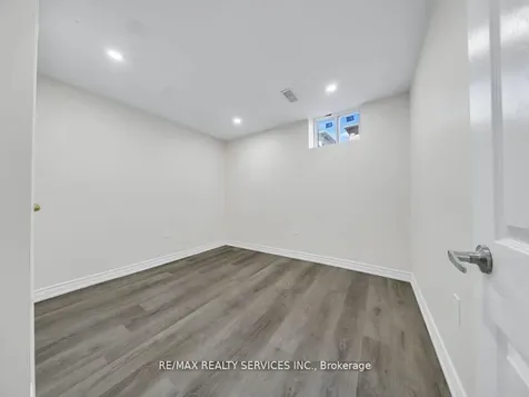 15 Lockburn Crescent Brampton ON L7A 3W7