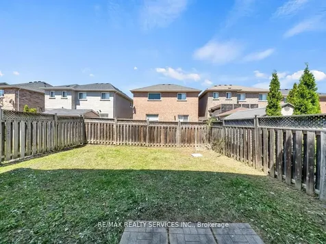 15 Lockburn Crescent Brampton ON L7A 3W7
