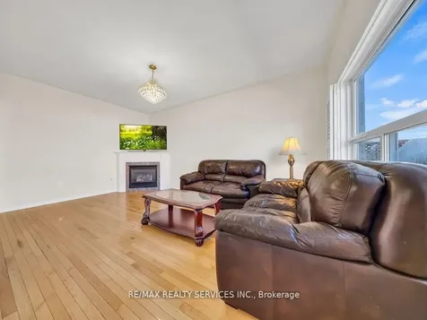 15 Lockburn Crescent Brampton ON L7A 3W7
