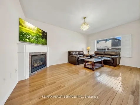 15 Lockburn Crescent Brampton ON L7A 3W7