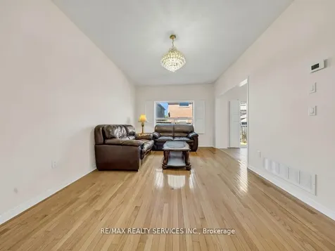 15 Lockburn Crescent Brampton ON L7A 3W7