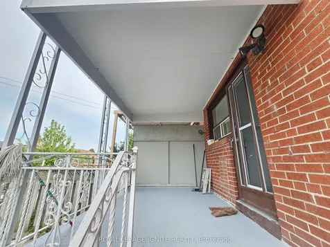 75 Pamille Place Toronto ON M6M 3B1