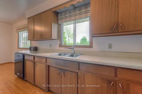 254 Village Road Kitchener ON N2M 4L4