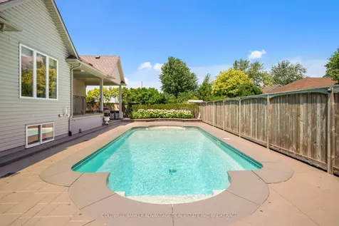 152 Redwood Court Welland ON L3C 7C4