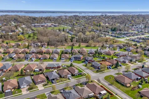 20 Oak Ridge Boulevard Belleville ON K8N 5W1