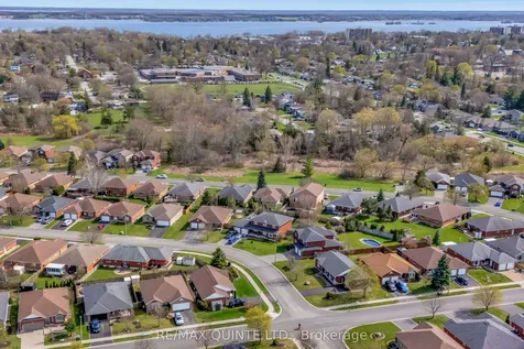 20 Oak Ridge Boulevard Belleville ON K8N 5W1