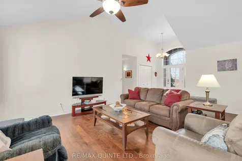 14 Roslin Court Centre Hastings ON K0K 2Y0