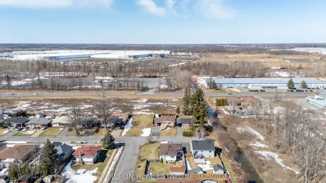 706 Hamilton Crescent Cornwall ON K6H 6V5