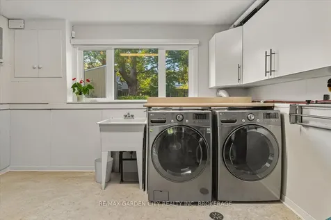 112 Riverdale Drive St. Catharines ON L2R 4B9