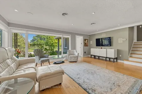 112 Riverdale Drive St. Catharines ON L2R 4B9