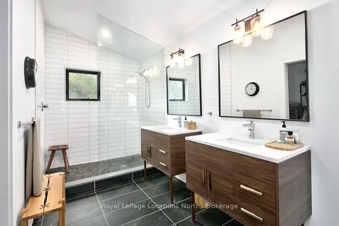 9 Shirley Court Blue Mountains ON N0H 2P0