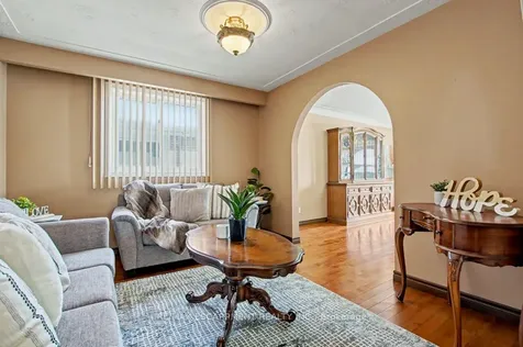 18 Ridley Drive Hamilton ON L8W 1J2