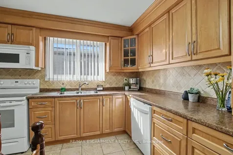 18 Ridley Drive Hamilton ON L8W 1J2
